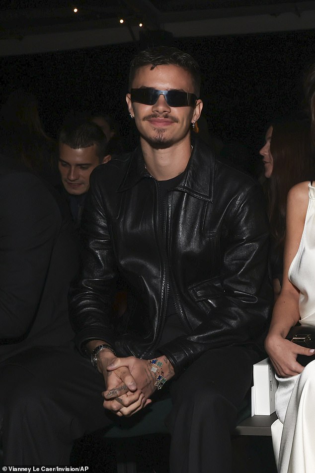 أبقى روميو الأمور باردة في سترة جلدية سوداء مع بنطال أسود وأحذية ونظارات شمسية منسقة