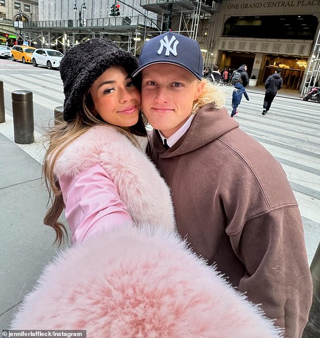 ويُعتقد أن المخرج البالغ من العمر 52 عامًا وشقيقه كيسي أفليك، 49 عامًا، أبناء عمومة من الدرجة الثانية لنجم Hulu بعد أن ادعت زوجته جين العلاقة في مشاركة TikTok في سبتمبر 2022.