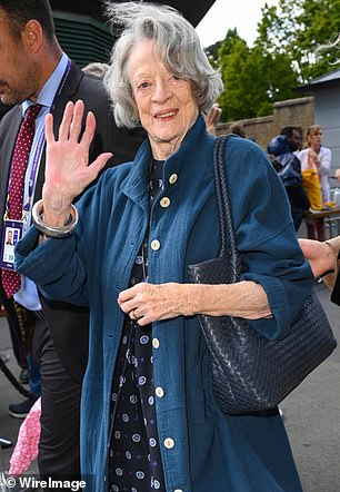 وأكد ابنا ماجي سميث، توبي ستيفنز وكريس لاركين، الخبر؛ سميث شوهد في عام 2023