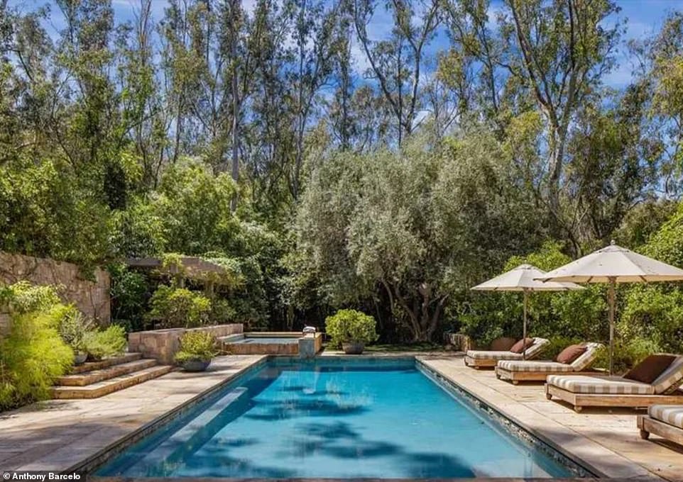 تبلغ مساحة المنزل المترامي الأطراف 7000 قدم مربع، ويحتوي على منزل رئيسي وبيوت ضيافة متعددة وملعب تنس ومسبح على قطعة أرض مساحتها 3.1 فدان.