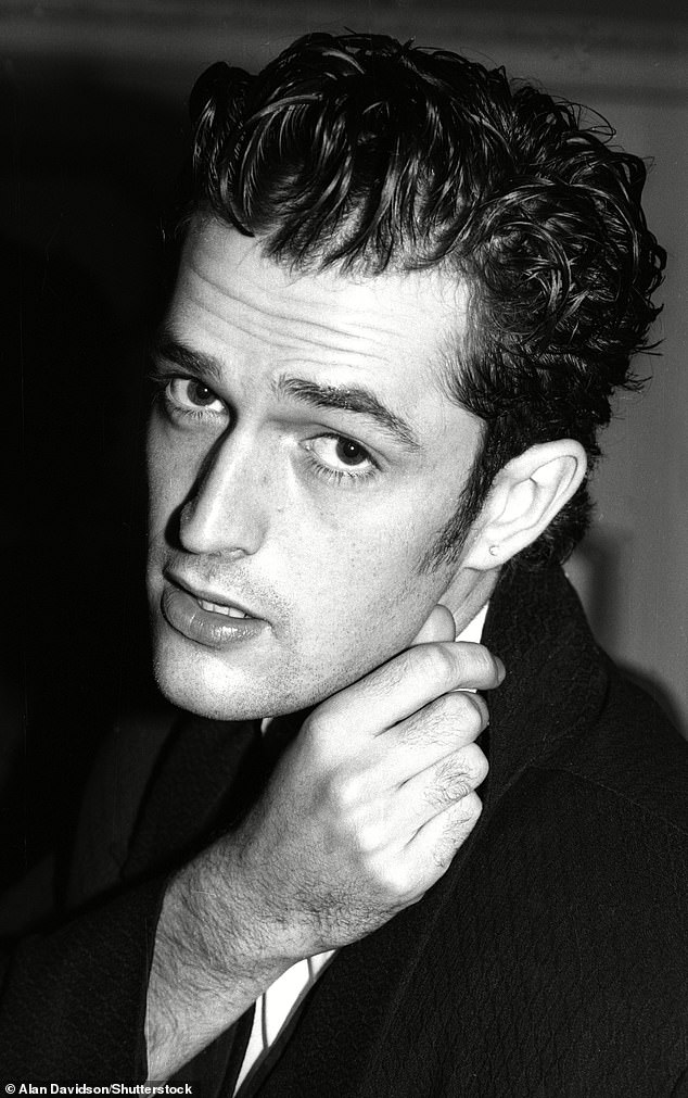 روبرت - وهو الآن متزوج بسعادة من زوج هنريكي، وهو محاسب برازيلي - تحدث أيضًا عن مواعدة النساء في شبابه لأنه كان أكثر قبولًا في ذلك الوقت.