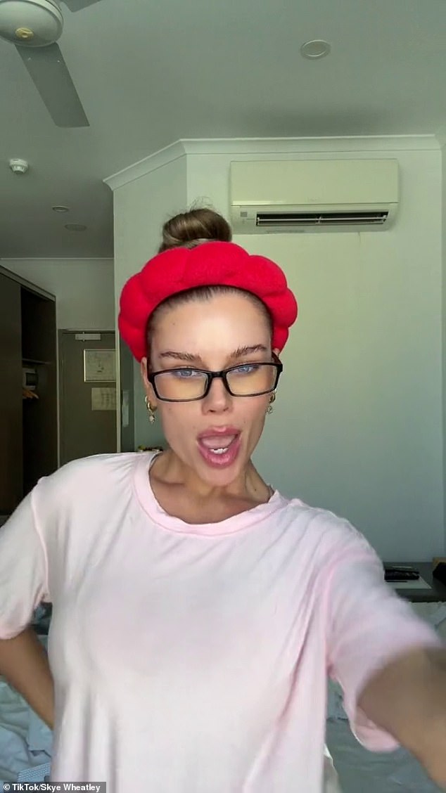 يأتي ذلك في الوقت الذي كشفت فيه سكاي عن وجهها الجديد بعد خضوعها لعملية جراحية مثيرة للجدل في تركيا. في مقطع TikTok، ظهرت سكاي لأول مرة على وجهها الجديد