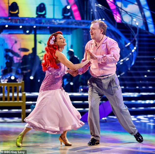 ديان وكريس يؤديان رقصة الفوكستروت في برنامج Strictly Come Dancing الليلة، حيث سجلا 29 نقطة من أصل 40