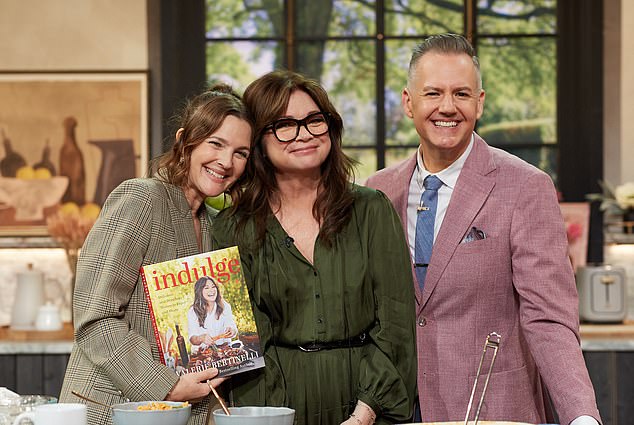 سيصبح نجم Valerie's Home Cooking الآن ضيفًا منتظمًا في برنامج The Drew Barrymore Show كعضو خبير في Drew Crew إلى جانب أمثال روس ماثيوز.