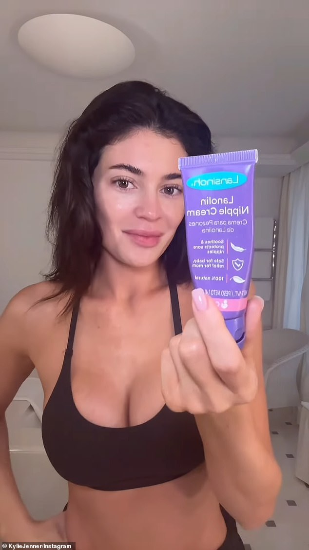 يأتي عرض الطعام بعد أن شاركت نجمة تلفزيون الواقع مقطع فيديو لـ GRWM وكشفت أنها تستخدم كريم الحلمة على شفتيها