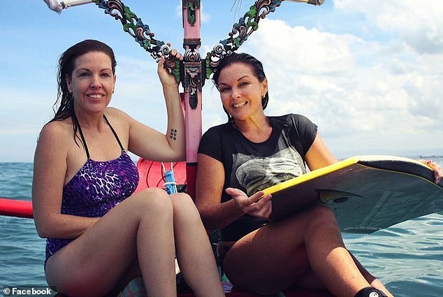 لفتت مرسيدس انتباه الرأي العام بعد فترة وجيزة من اعتقال شقيقتها في بالي بإندونيسيا في أكتوبر 2004، حيث عُثر على 4.2 كيلوجرام من الماريجوانا مخبأة في لوح التزلج الخاص بها. في الصورة مع شقيقتها شابيل