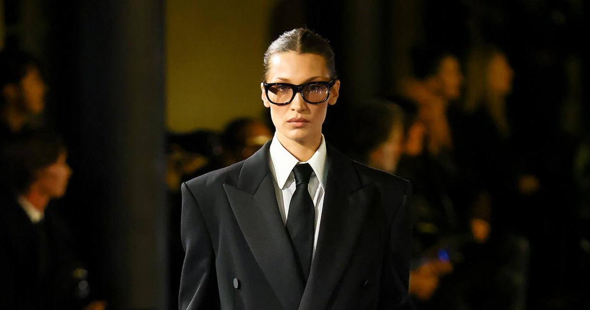 بيلا حديد تعود إلى المدرج لعرض سان لوران خلال أسبوع الموضة في باريس