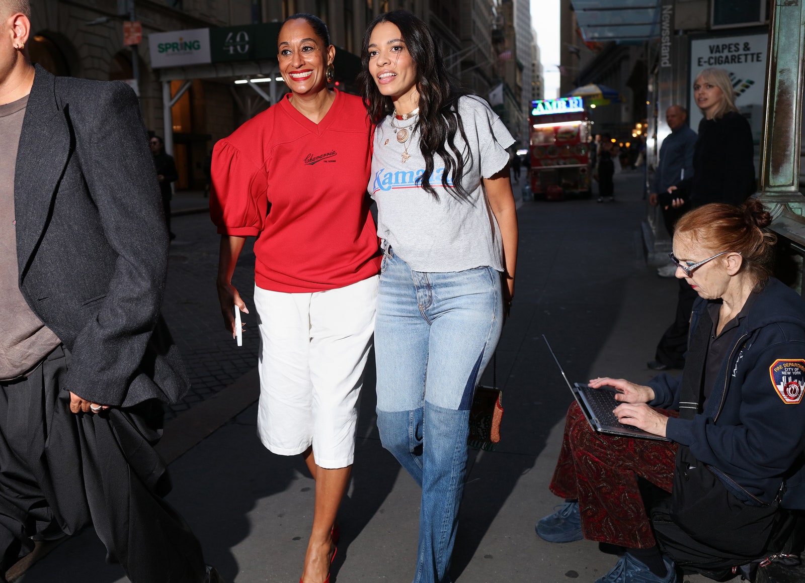 قد تحتوي الصورة على ملابس Tracee Ellis Ross والسراويل والطرق في المدينة والشوارع والأحذية والأحذية والأشخاص البالغين والجينز