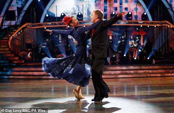 للاستخدام في المملكة المتحدة أو أيرلندا أو دول البنلوكس فقط، الصورة المنشورة من هيئة الإذاعة البريطانية (BBC) لكريس مكوسلاند وديان بوسويل أثناء ظهورهما في العرض المباشر لبرنامج Strictly Come Dancing يوم السبت على BBC1. تاريخ الصورة: السبت 19 أكتوبر 2024. صورة PA. شاهد قصة PA SHOWBIZ بدقة. يجب أن يكون مصدر الصورة كما يلي: Guy Levy/BBC/PA Wire ملاحظة للمحررين: ليس للاستخدام بعد أكثر من 21 يومًا من الإصدار. يجوز لك استخدام هذه الصورة دون مقابل فقط لغرض الإعلان أو إعداد التقارير عن برامج هيئة الإذاعة البريطانية الحالية أو موظفيها أو أي مخرجات أو أنشطة أخرى لهيئة الإذاعة البريطانية خلال 21 يومًا من تاريخ الإصدار. وأي استخدام بعد ذلك الوقت يجب أن يتم مسحه من خلال BBC Picture Publicity. يرجى نسب الصورة إلى بي بي سي وأي مصور فوتوغرافي أو صانع برامج مستقل، كما هو موضح في التعليق.