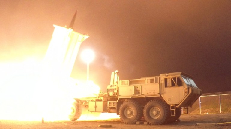 تم إطلاق صاروخ اعتراضي للدفاع عن المنطقة على ارتفاعات عالية (THAAD) من مجمع ميناء المحيط الهادئ الفضائي في ألاسكا خلال تجربة الطيران THAAD (FET)-01 في كودياك، ألاسكا، الولايات المتحدة في 30 يوليو 2017. الصورة ملتقطة في 30 يوليو 2017. بإذن من ليا جارتون /وكالة الدفاع الصاروخي/نشرة عبر محرري رويترز - تم تقديم هذه الصورة من قبل طرف ثالث.