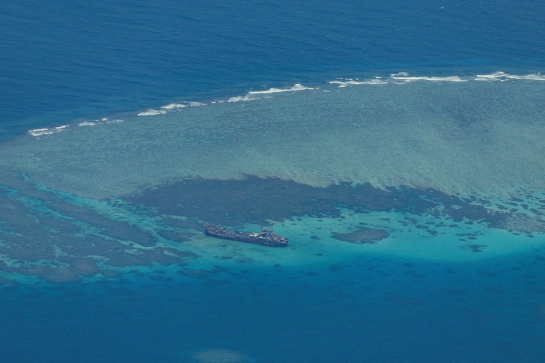 منظر جوي يظهر سفينة BRP Sierra Madre على سفينة Second Thomas Shoal المتنازع عليها، والمعروفة محليًا باسم Ayungin، في بحر الصين الجنوبي، في 9 مارس. 