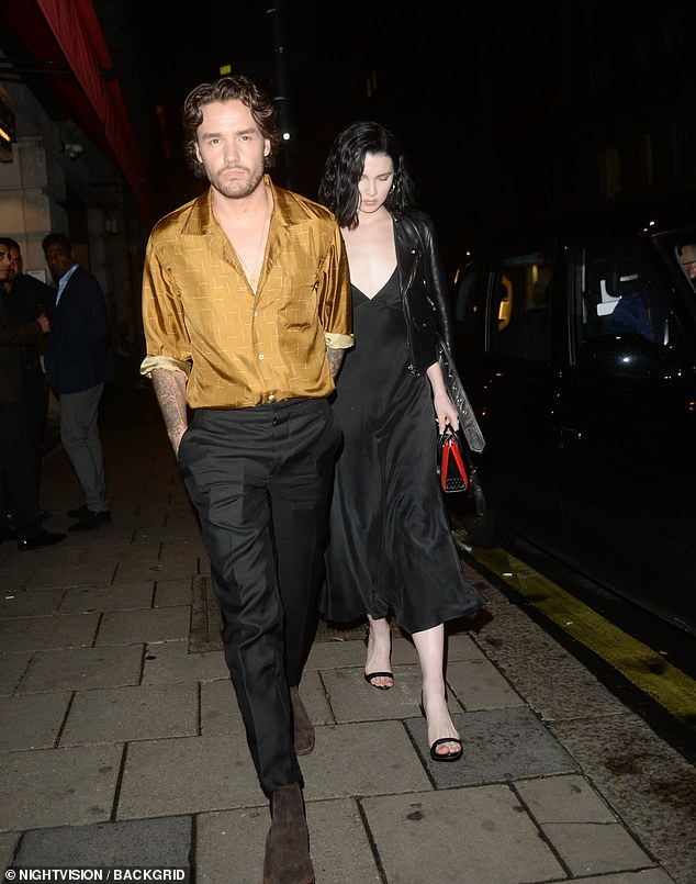 نشرت MailOnline حصريًا أخبار خطوبتهما في أغسطس 2020. وتم ربط الثنائي لأول مرة في أغسطس 2018 بعد وقت قصير من انفصال ليام عن نجمة Girls Aloud شيريل كول.