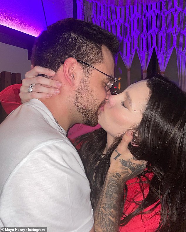 ظهرت باين علنًا لأول مرة مع هنري في عام 2019، ثم انعزل الزوجان معًا في موطنها الأصلي تكساس حيث أجبر فيروس كورونا العالم على الإغلاق