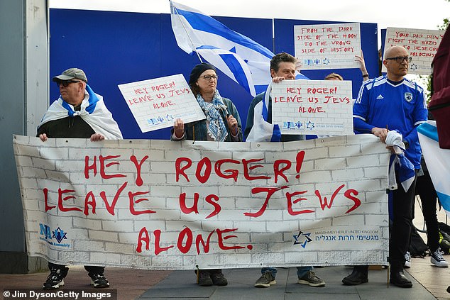 كما أخبر روجر رولينج ستون في عام 2022 أن الولايات المتحدة هي 