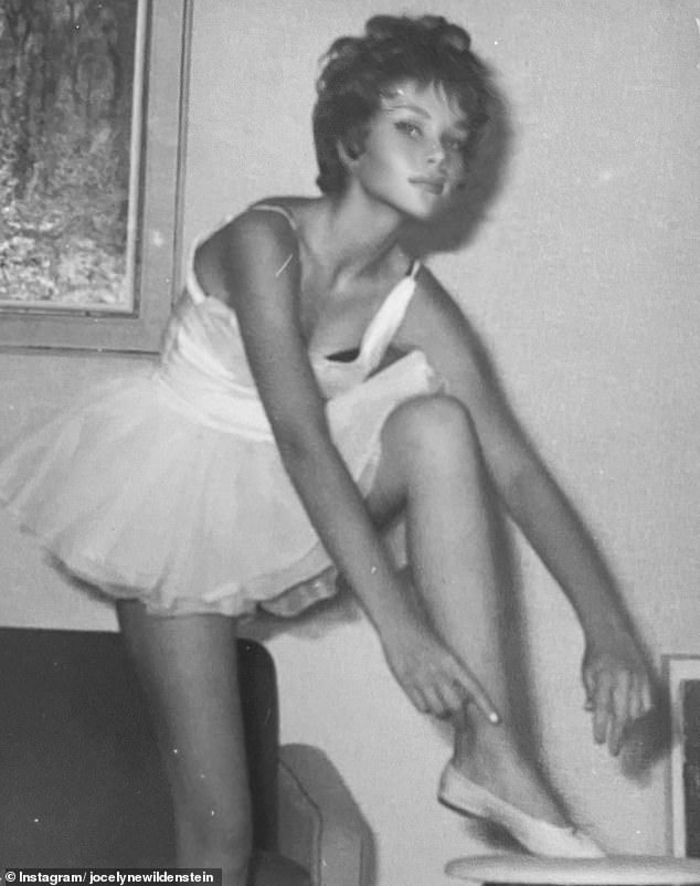 التقت جوسلين لأول مرة بأليك وايلدنشتاين أثناء رحلة سفاري في أفريقيا. تظهر في هذه الصورة وهي في الخامسة عشرة من عمرها، قبل أن تخضع لعملية تجميل واسعة النطاق