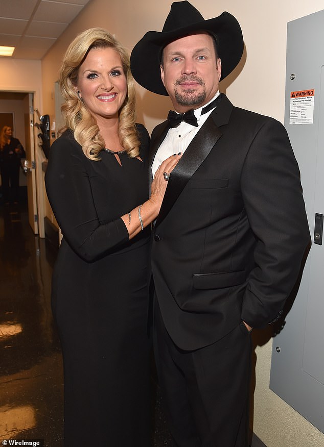 بروكس وتريشا، المتزوجان منذ عام 2005، تم تصويرهما في عام 2015 في حفل لاس فيغاس للاحتفال بعيد ميلاد فرانك سيناترا المائة.