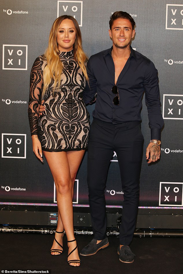 قبل اعتقاله وقضائه في السجن، كان لدى ستيفن سلسلة من العلاقات رفيعة المستوى بما في ذلك مع شارلوت كروسبي من جوردي شور (في الصورة عام 2017)، وجيما لوسي وفيكي باتيسون.