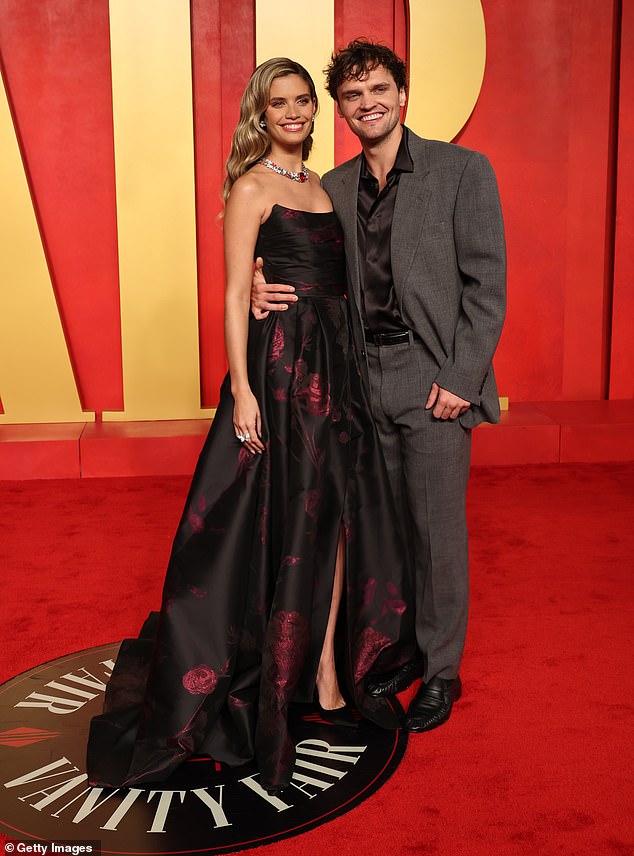 يتمتع راي أيضًا بحياة شخصية نشطة للغاية حيث يواعد حاليًا عارضة الأزياء البرتغالية سارة سامبايو البالغة من العمر 33 عامًا حيث انتقلوا بعلاقتهم إلى مستوى جديد في مارس، عندما ظهروا لأول مرة على السجادة الحمراء في حفل توزيع جوائز الأوسكار فانيتي فير (في الصورة). )