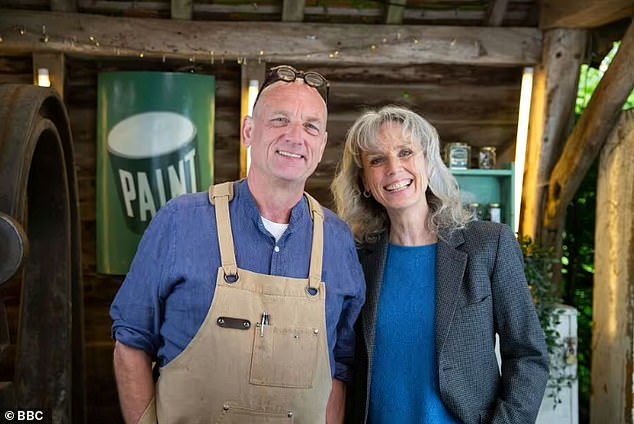 هي وشقيقها ستيف (في الصورة) قريبان جدًا، وغالبًا ما تصفه سوزي بأنه 