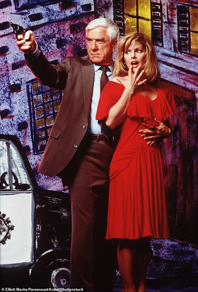 سيعتمد الفيلم الجديد على سلسلة أفلام Naked Gun الشهيرة والمسلسل التلفزيوني Police Squad! الذي لعب دور البطولة في الراحل العظيم ليزلي نيلسن (في الصورة عام 1988)