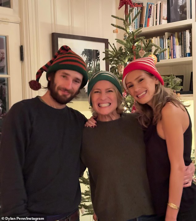 نيكوف أصغر من طفلي بن - ابنته ديلان فرانسيس بن، 33 عامًا؛ وابنه هوبر جاك بن، 31 عامًا - منذ زواجه الذي استمر 13 عامًا من سيدة Crossing Guard الرائدة روبن رايت، والذي انتهى في عام 2010 (في الصورة في ديسمبر الماضي)