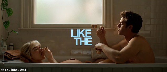 وأضاف أندرو أنه وفلورنسا واصلا أداء التسلسل الحميم لفترة طويلة مما أجبر مشغل الكاميرا على الابتعاد