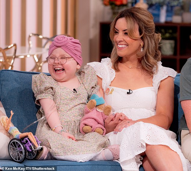 بعد معركة استمرت عامين مع المرض، والتي شهدت فوز فلورنسا، من كوربي، بمئات الآلاف من المعجبين عبر الإنترنت، أعلنت في يوليو أنها شفيت من السرطان