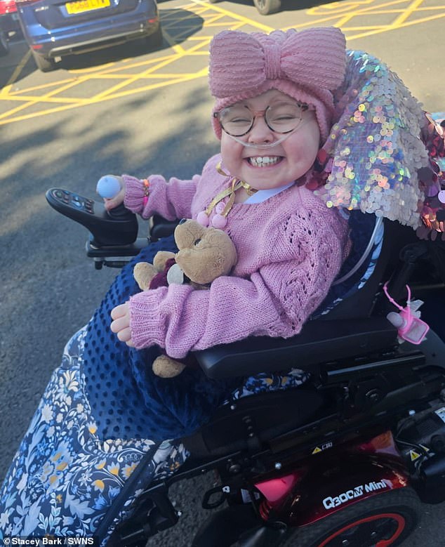 ظهر في المقطع الافتتاحي الناجية من سرطان الدم فلورنس بارك، البالغة من العمر ثمانية أعوام، والتي فاجأتها نجمة البوب ​​المفضلة لديها بيري إدواردز في فيلم جميل قبل فوزها بجائزة الطفل الشجاع.