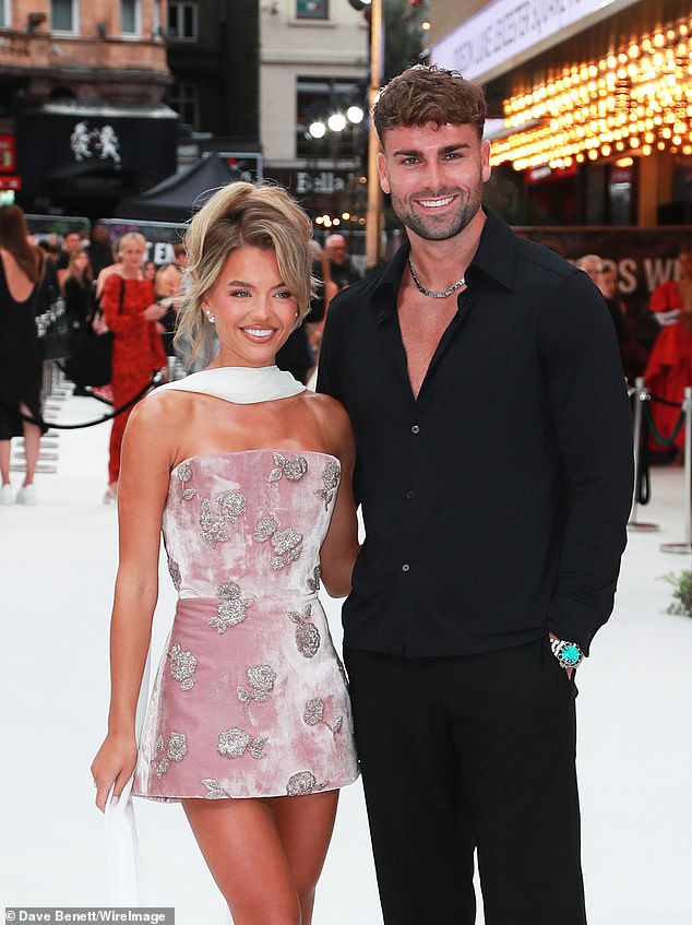 تأتي لقطات Instagram بعد أن أظهرت مولي الأناقة الشهر الماضي عندما انضمت إلى صديقها توم كلير في حفل المملكة المتحدة لفيلم It Ends With Us في ليستر سكوير بلندن.