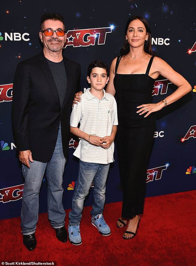 أصبح سايمون رسميًا مع لورين، 46 عامًا، في فبراير 2016 وتقدم لها بالزواج في عام 2021 خلال رحلة إلى بربادوس. لديهم الآن ابن إريك، 10 سنوات