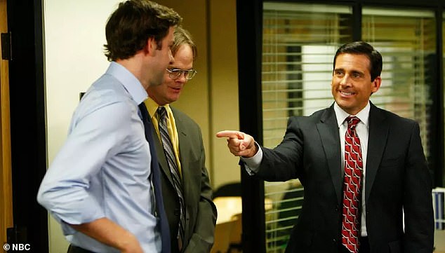 عرض عرضي شهير في الولايات المتحدة من المسلسل بطولة ستيف كاريل (في الصورة باسم مايكل سكوت في العرض) ظهر لأول مرة في عام 2005 واستمر لمدة تسعة مواسم ناجحة