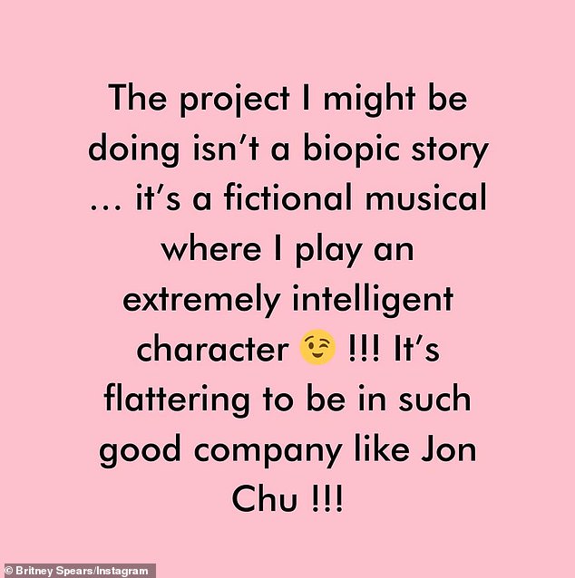 في أغسطس، شاركت بريتني منشورًا أعادت فيه مشاركة رسمة لأحد الفنانين ورسالة، تلمح فيها إلى مشروع جديد تعمل عليه مع المخرج جون إم تشو، وهذا ليس فيلم سيرتها الذاتية.