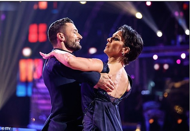 تجري بي بي سي تحقيقًا بعد انسحاب أماندا، 50 عامًا، من مسلسل 2023 بعد خمسة أسابيع فقط من تقديم هذه الادعاءات.