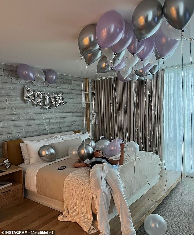 وفي أغسطس من هذا العام، انطلقت ماتيلدا في رحلة دجاج فاخرة مع والدتها ومجموعة كبيرة من الأصدقاء