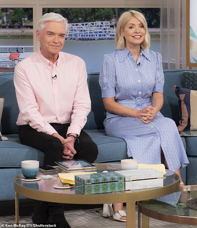 على الرغم من ذكر نجوم ITV المشاركين أنت، 48 عامًا، وديسمبر، 49 عامًا، بالإضافة إلى جوانا لوملي، 78 عامًا، لم يتم ذكر هولي (في الصورة عام 2023) على الإطلاق طوال الحلقة التي تبلغ مدتها 45 دقيقة.