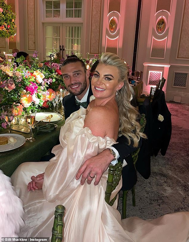 في هذه الأثناء، يمكن أيضًا الكشف عن أن بيلي مصمم على الاحتفاظ بمنزل العائلة - قصر السير رود ستيوارت السابق، Copped Hall، في إيبينج، إسيكس (شوهد في حفل زفافهما).