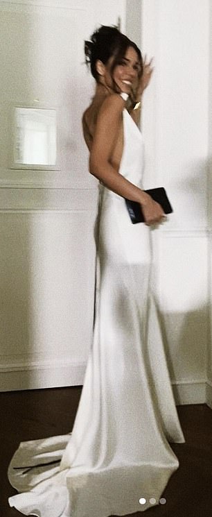 ومرة أخرى، بدت جاكي تذكرنا بمصممة الأزياء، حيث أبهرت في العرض مرتدية ثوبًا أنيقًا من الساتان الأبيض وشعرها مرفوعًا على شكل كعكة فضفاضة.