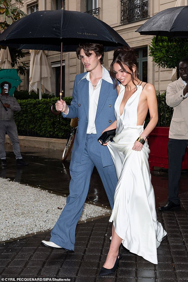 ويُعتقد أن كروز كان يواعد جاكي منذ يونيو/حزيران، وبدا محبوبًا أثناء دعمهما لوالدته في عرض أسبوع الموضة في باريس الشهر الماضي (في الصورة).