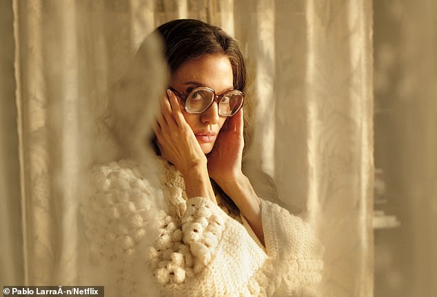 ردًا على العرض العاطفي الجديد للفيلم، والذي أعقب أيام كالاس الأخيرة في باريس في السبعينيات، توجه معجبو الممثلة البالغة من العمر 49 عامًا إلى وسائل التواصل الاجتماعي ليكشفوا عن إعجابهم بأدائها الأخير.