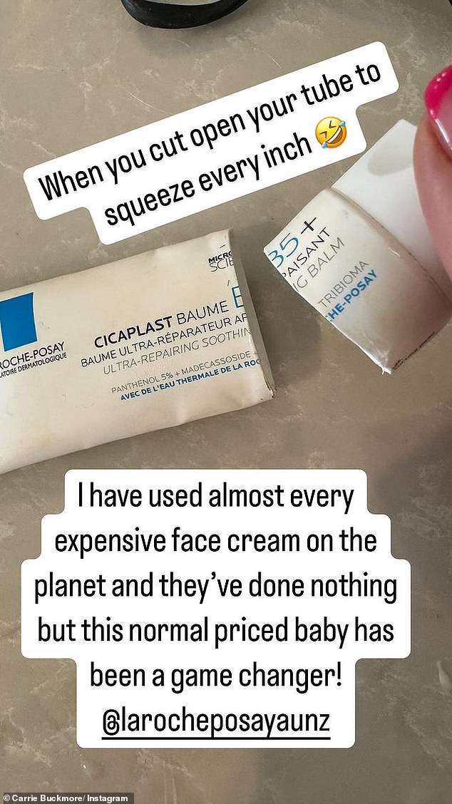 إن ما تستخدمه كاري لتجديد شباب الوجه هو أنبوب متواضع من كريم Cicaplast Baume B5 + Balm من La Roche-Posay، والذي يكلف أقل من 21 دولارًا.
