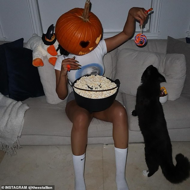 وانضمت قطتها أيضًا إلى جلسة التصوير التلقائية وشوهدت وهي تصل نحو مصاصة كانت ميغان تحملها بيدها اليسرى.