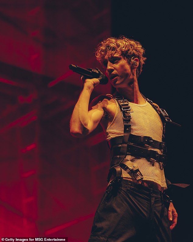 تشارك Charli XCX حاليًا في جولة Sweat العالمية مع صانع الأغاني الأسترالي والمتعاون في أغنية Apple، Troye Sivan.