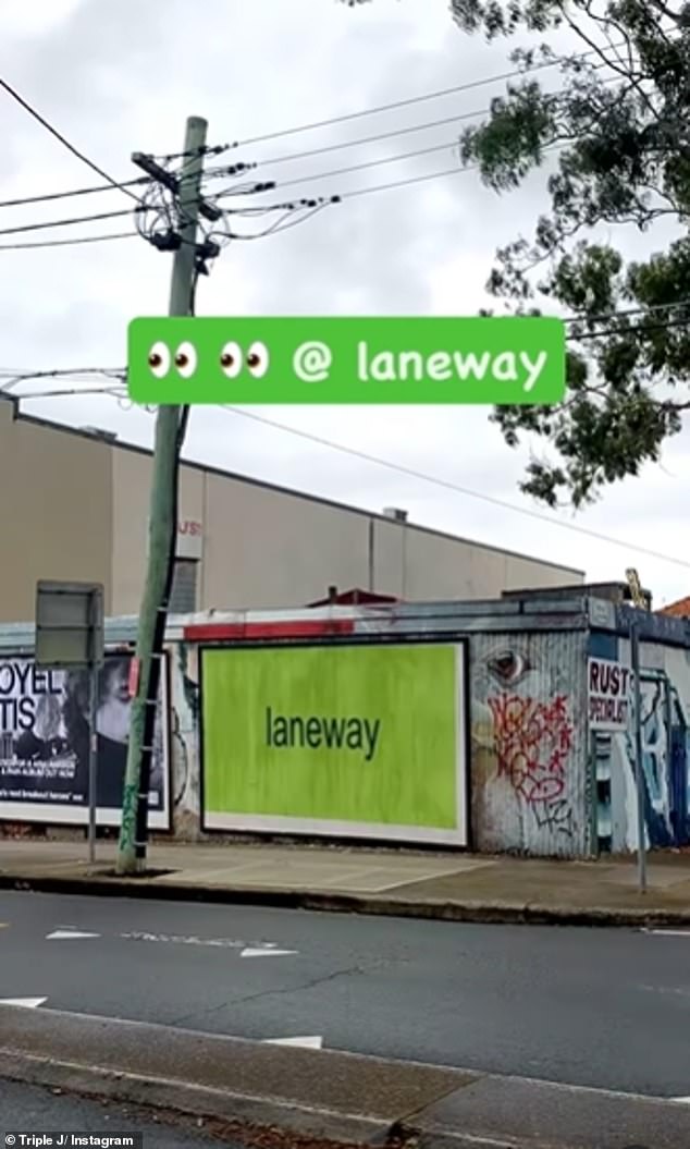 تعرض الإعلانات كلمة واحدة من النص بالخط الأسود الجوي الشهير الآن: Laneway