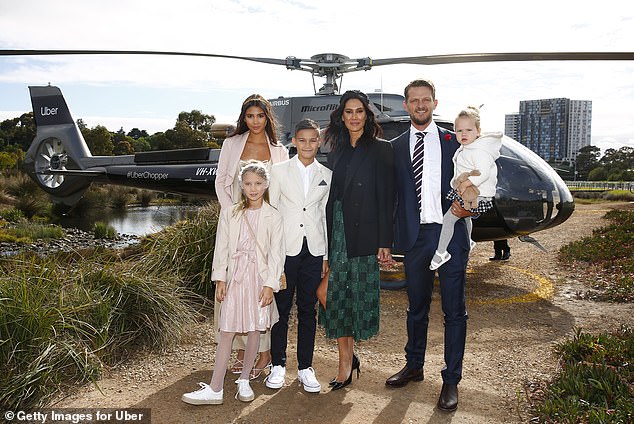 ليندي وزوجها إليس يقفان مع أطفالهما في ملبورن في عام 2019