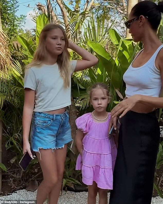 وسارع متابعوها إلى ملاحظة غياب إليس عن الصورة، بالإضافة إلى فقدان خاتم الخطوبة الكبير من حجر السترين الموجود في إصبع زفاف يدها اليسرى.