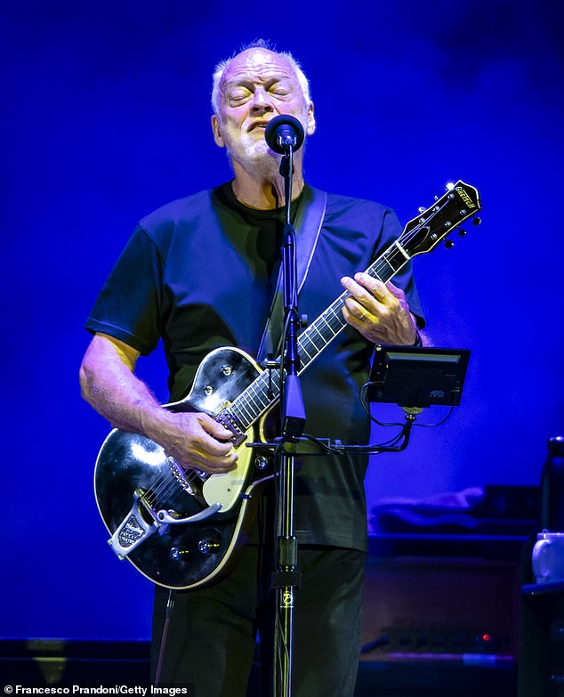 عندما سُئل عما إذا كان قلقًا بشأن الذكاء الاصطناعي المستقبلي أو إصدارات الهولوغرام من بينك فلويد، سخر ديفيد: 