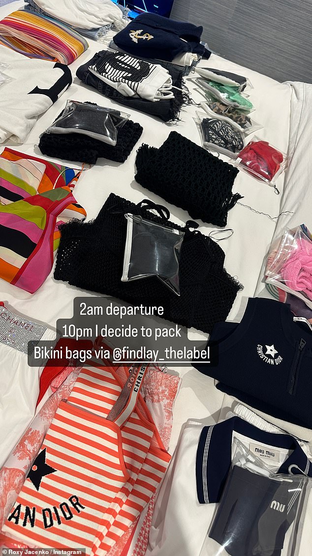 بعد تعبئة 10 ملابس سباحة لقضاء إجازة لمدة أربعة أيام، يعني ذلك أن روكسي سترتدي ما بين اثنين إلى ثلاثة بيكينيات مختلفة كل يوم من إجازتها