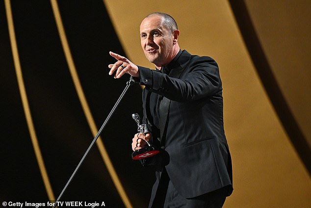 أبهر لاري إمدور المشجعين بعد أن حصل على تمثالين في معرض Logies لهذا العام