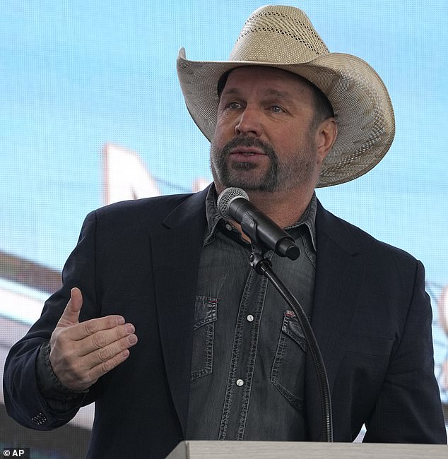 تم التقاط الصورة لبروكس في شهر فبراير في ناشفيل، تينيسي، حيث يعيش، وهو يحضر حفل وضع حجر الأساس لملعب جديد لكرة القدم