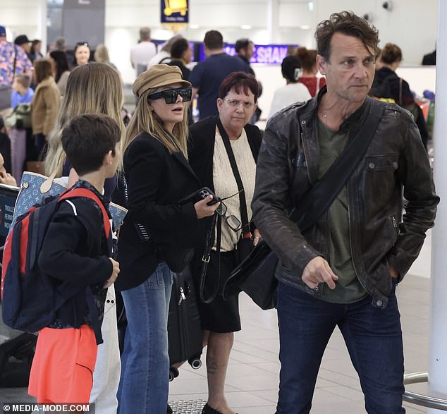 ويبدو أن الزوجين أجريا محادثة مقتضبة في المحطة المحلية أثناء تنظيمهما لأنفسهما